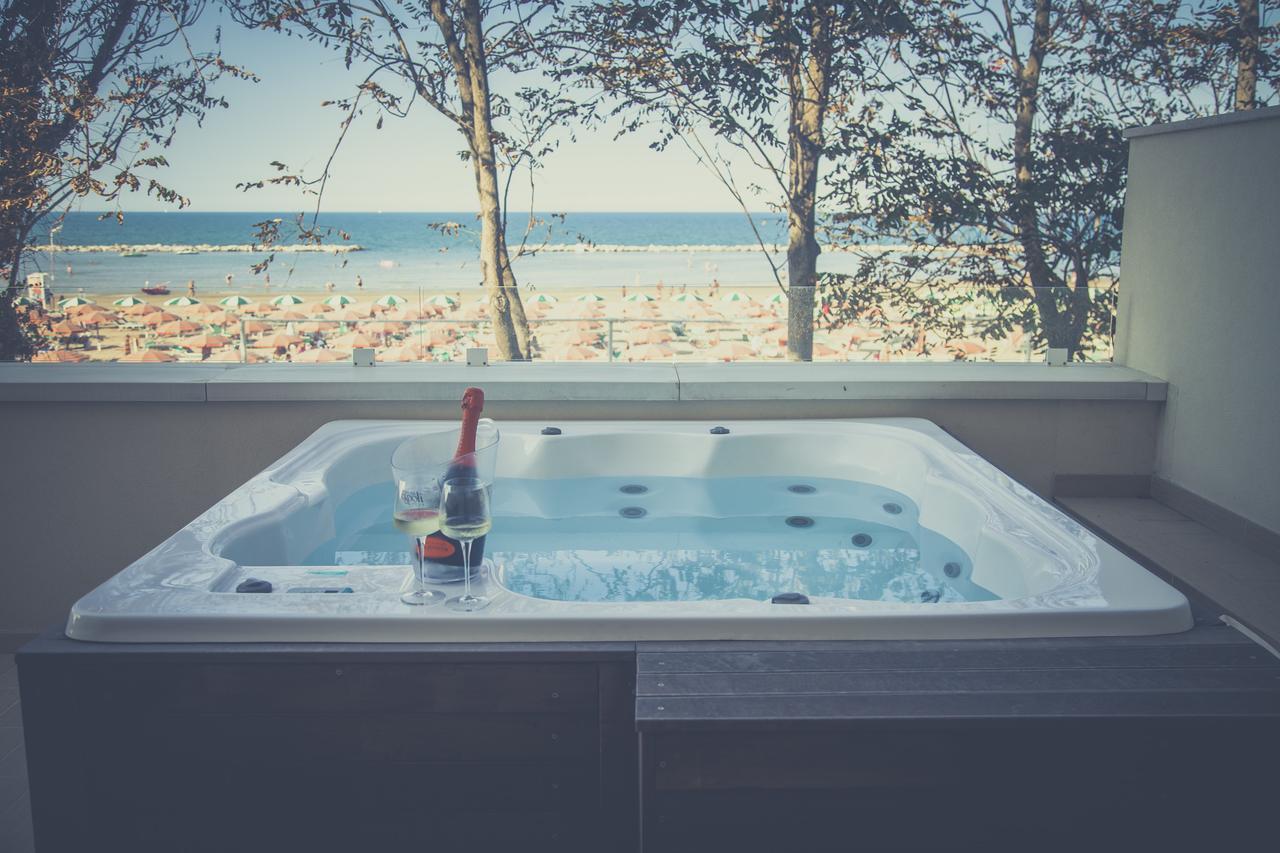 Marina Beach Suite Hotel Rimini Exteriör bild