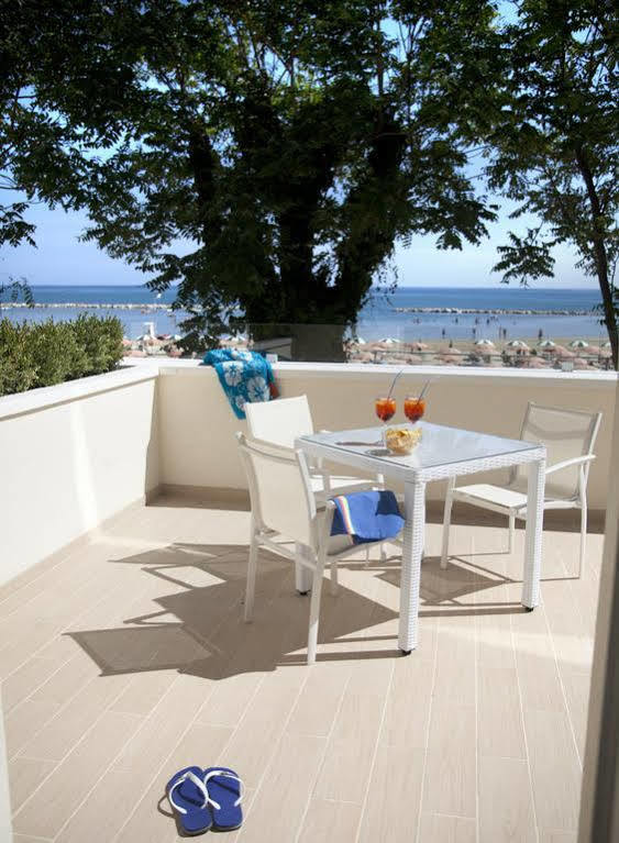Marina Beach Suite Hotel Rimini Exteriör bild